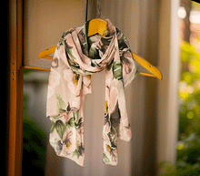 Naložite sliko v pregledovalnik galerije, ženski šal poletni šali rožice modni sal rože sali prehodni sal cvetlice viskoza ženski šali moda udoben šal mehek sal jesenski šal cvetlični ženski šal