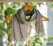 Naložite sliko v pregledovalnik galerije, ženski šal poletni šali pike modni sal rože sali prehodni sal pikice bombaž bombaz svila ženski šali moda udoben šal mehek sal jesenski šal ženski šal ugodni šali ugodni ženski šali