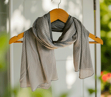 Naložite sliko v pregledovalnik galerije, ženski šal poletni šali pike modni sal rože sali prehodni sal pikice bombaž bombaz svila ženski šali moda udoben šal mehek sal jesenski šal ženski šal ugodni šali ugodni ženski šali