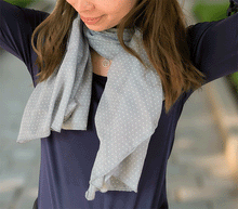 Naložite sliko v pregledovalnik galerije, ženski šal poletni šali pike modni sal rože sali prehodni sal pikice bombaž bombaz svila ženski šali moda udoben šal mehek sal jesenski šal ženski šal ugodni šali ugodni ženski šali