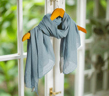 Naložite sliko v pregledovalnik galerije, ženski šal poletni šali pike modni sal rože sali prehodni sal pikice bombaž bombaz svila ženski šali moda udoben šal mehek sal jesenski šal ženski šal ugodni šali ugodni ženski šali