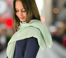 Naložite sliko v pregledovalnik galerije, ženski šal poletni šali pike modni sal rože sali prehodni sal pikice bombaž bombaz svila ženski šali moda udoben šal mehek sal jesenski šal ženski šal ugodni šali ugodni ženski šali