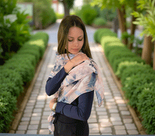 Naložite sliko v pregledovalnik galerije, ženski šal poletni šali rožice modni sal rože sali prehodni sal cvetlice bombaž bombaz svila ženski šali moda udoben šal mehek sal jesenski šal ženski šal rožice modni šal cvetlicni sal