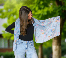 Naložite sliko v pregledovalnik galerije, ženski šal poletni šali rožice modni sal rože sali prehodni sal cvetlice bombaž bombaz svila ženski šali moda udoben šal mehek sal jesenski zenski sal zenski sali metulji jesenski šal cvetlični ženski šal