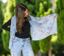 Naložite sliko v pregledovalnik galerije, ženski šal poletni šali rožice modni sal rože sali prehodni sal cvetlice bombaž bombaz svila ženski šali moda udoben šal mehek sal jesenski zenski sal zenski sali metulji jesenski šal cvetlični ženski šal