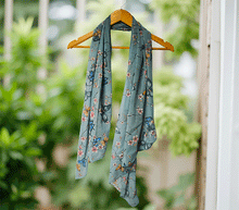 Naložite sliko v pregledovalnik galerije, ženski šal poletni šali rožice modni sal rože sali prehodni sal cvetlice bombaž bombaz svila ženski šali moda udoben šal mehek sal jesenski zenski sal zenski sali metulji jesenski šal cvetlični ženski šal