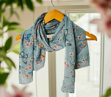 Naložite sliko v pregledovalnik galerije, ženski šal poletni šali rožice modni sal rože sali prehodni sal cvetlice bombaž bombaz svila ženski šali moda udoben šal mehek sal jesenski zenski sal zenski sali metulji jesenski šal cvetlični ženski šal