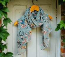 Naložite sliko v pregledovalnik galerije, ženski šal poletni šali rožice modni sal rože sali prehodni sal cvetlice bombaž bombaz svila ženski šali moda udoben šal mehek sal jesenski zenski sal zenski sali metulji jesenski šal cvetlični ženski šal