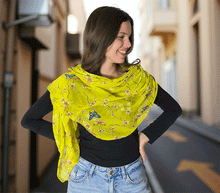 Naložite sliko v pregledovalnik galerije, ženski šal poletni šali rožice modni sal rože sali prehodni sal cvetlice bombaž bombaz svila ženski šali moda udoben šal mehek sal jesenski zenski sal zenski sali metulji jesenski šal cvetlični ženski šal