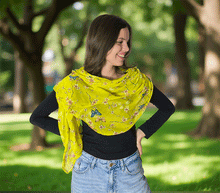 Naložite sliko v pregledovalnik galerije, ženski šal poletni šali rožice modni sal rože sali prehodni sal cvetlice bombaž bombaz svila ženski šali moda udoben šal mehek sal jesenski zenski sal zenski sali metulji jesenski šal cvetlični ženski šal