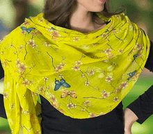 Naložite sliko v pregledovalnik galerije, ženski šal poletni šali rožice modni sal rože sali prehodni sal cvetlice bombaž bombaz svila ženski šali moda udoben šal mehek sal jesenski zenski sal zenski sali metulji jesenski šal cvetlični ženski šal