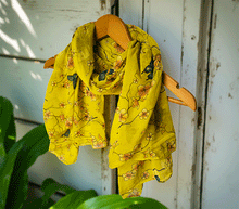 Naložite sliko v pregledovalnik galerije, ženski šal poletni šali rožice modni sal rože sali prehodni sal cvetlice bombaž bombaz svila ženski šali moda udoben šal mehek sal jesenski zenski sal zenski sali metulji jesenski šal cvetlični ženski šal