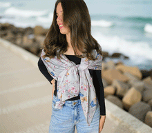 Naložite sliko v pregledovalnik galerije, ženski šal poletni šali rožice modni sal rože sali prehodni sal cvetlice bombaž bombaz svila ženski šali moda udoben šal mehek sal jesenski zenski sal zenski sali metulji jesenski šal cvetlični ženski šal