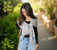 Naložite sliko v pregledovalnik galerije, ženski šal poletni šali rožice modni sal rože sali prehodni sal cvetlice bombaž bombaz svila ženski šali moda udoben šal mehek sal jesenski zenski sal zenski sali metulji jesenski šal cvetlični ženski šal