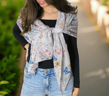 Naložite sliko v pregledovalnik galerije, ženski šal poletni šali rožice modni sal rože sali prehodni sal cvetlice bombaž bombaz svila ženski šali moda udoben šal mehek sal jesenski zenski sal zenski sali metulji jesenski šal cvetlični ženski šal