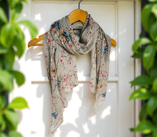 Naložite sliko v pregledovalnik galerije, ženski šal poletni šali rožice modni sal rože sali prehodni sal cvetlice bombaž bombaz svila ženski šali moda udoben šal mehek sal jesenski zenski sal zenski sali metulji jesenski šal cvetlični ženski šal