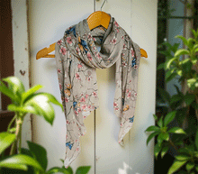 Naložite sliko v pregledovalnik galerije, ženski šal poletni šali rožice modni sal rože sali prehodni sal cvetlice bombaž bombaz svila ženski šali moda udoben šal mehek sal jesenski zenski sal zenski sali metulji jesenski šal cvetlični ženski šal