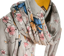 Naložite sliko v pregledovalnik galerije, ženski šal poletni šali rožice modni sal rože sali prehodni sal cvetlice bombaž bombaz svila ženski šali moda udoben šal mehek sal jesenski zenski sal zenski sali metulji jesenski šal cvetlični ženski šal