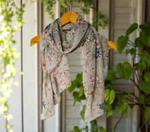 Naložite sliko v pregledovalnik galerije, ženski šal poletni šali rožice modni sal rože sali prehodni sal cvetlice bombaž bombaz svila ženski šali moda udoben šal mehek sal jesenski zenski sal zenski sali metulji jesenski šal cvetlični ženski šal