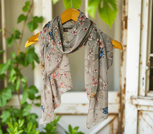 Naložite sliko v pregledovalnik galerije, ženski šal poletni šali rožice modni sal rože sali prehodni sal cvetlice bombaž bombaz svila ženski šali moda udoben šal mehek sal jesenski zenski sal zenski sali metulji jesenski šal cvetlični ženski šal