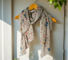 Naložite sliko v pregledovalnik galerije, ženski šal poletni šali rožice modni sal rože sali prehodni sal cvetlice bombaž bombaz svila ženski šali moda udoben šal mehek sal jesenski zenski sal zenski sali metulji jesenski šal cvetlični ženski šal