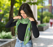 Naložite sliko v pregledovalnik galerije, ženski šal poletni šali rožice modni sal rože sali prehodni sal cvetlice bombaž bombaz svila ženski šali moda udoben šal mehek sal jesenski zenski sal zenski sali metulji jesenski šal cvetlični ženski šal