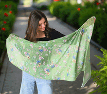 Naložite sliko v pregledovalnik galerije, ženski šal poletni šali rožice modni sal rože sali prehodni sal cvetlice bombaž bombaz svila ženski šali moda udoben šal mehek sal jesenski zenski sal zenski sali metulji jesenski šal cvetlični ženski šal