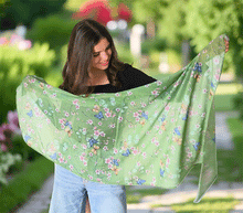 Naložite sliko v pregledovalnik galerije, ženski šal poletni šali rožice modni sal rože sali prehodni sal cvetlice bombaž bombaz svila ženski šali moda udoben šal mehek sal jesenski zenski sal zenski sali metulji jesenski šal cvetlični ženski šal