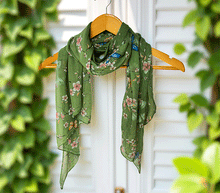 Naložite sliko v pregledovalnik galerije, ženski šal poletni šali rožice modni sal rože sali prehodni sal cvetlice bombaž bombaz svila ženski šali moda udoben šal mehek sal jesenski zenski sal zenski sali metulji jesenski šal cvetlični ženski šal