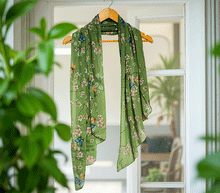 Naložite sliko v pregledovalnik galerije, ženski šal poletni šali rožice modni sal rože sali prehodni sal cvetlice bombaž bombaz svila ženski šali moda udoben šal mehek sal jesenski zenski sal zenski sali metulji jesenski šal cvetlični ženski šal