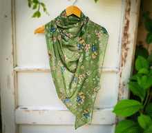 Naložite sliko v pregledovalnik galerije, ženski šal poletni šali rožice modni sal rože sali prehodni sal cvetlice bombaž bombaz svila ženski šali moda udoben šal mehek sal jesenski zenski sal zenski sali metulji jesenski šal cvetlični ženski šal