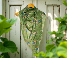 Naložite sliko v pregledovalnik galerije, ženski šal poletni šali rožice modni sal rože sali prehodni sal cvetlice bombaž bombaz svila ženski šali moda udoben šal mehek sal jesenski zenski sal zenski sali metulji jesenski šal cvetlični ženski šal