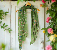 Naložite sliko v pregledovalnik galerije, ženski šal poletni šali rožice modni sal rože sali prehodni sal cvetlice bombaž bombaz svila ženski šali moda udoben šal mehek sal jesenski zenski sal zenski sali metulji jesenski šal cvetlični ženski šal