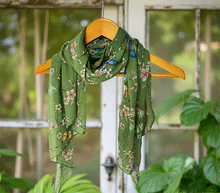 Naložite sliko v pregledovalnik galerije, ženski šal poletni šali rožice modni sal rože sali prehodni sal cvetlice bombaž bombaz svila ženski šali moda udoben šal mehek sal jesenski zenski sal zenski sali metulji jesenski šal cvetlični ženski šal