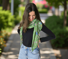 Naložite sliko v pregledovalnik galerije, ženski šal poletni šali rožice modni sal rože sali prehodni sal cvetlice bombaž bombaz svila ženski šali moda udoben šal mehek sal jesenski zenski sal zenski sali metulji jesenski šal cvetlični ženski šal