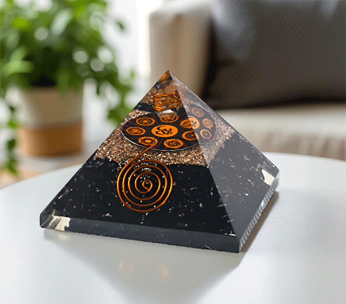 orgonit piramida zaščita zascita elektromagnetno sevanje orgonit piramida čakre črni turmalin spirala kristali turmalin poldragi kamni piramide piramida moč moc cakra cakre orgonit čakra piramida orgonit elektrosmog 