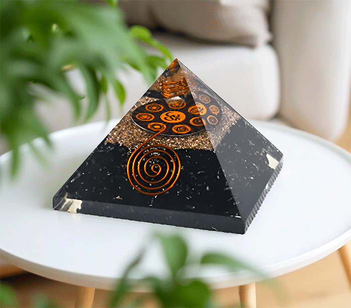orgonit piramida zaščita zascita elektromagnetno sevanje orgonit piramida čakre črni turmalin spirala kristali turmalin poldragi kamni piramide piramida moč moc cakra cakre orgonit čakra piramida orgonit elektrosmog 