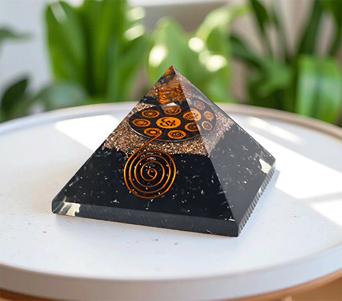 orgonit piramida zaščita zascita elektromagnetno sevanje orgonit piramida čakre črni turmalin spirala kristali turmalin poldragi kamni piramide piramida moč moc cakra cakre orgonit čakra piramida orgonit elektrosmog 