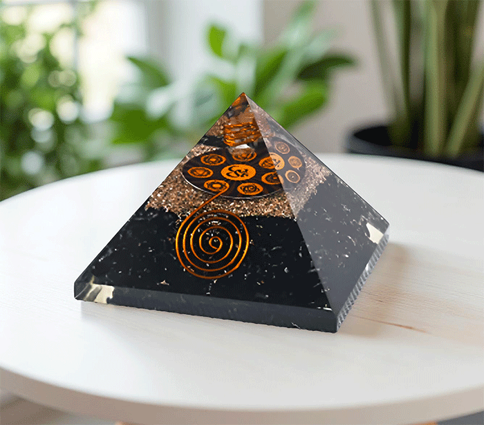 orgonit piramida zaščita zascita elektromagnetno sevanje orgonit piramida čakre črni turmalin spirala kristali turmalin poldragi kamni piramide piramida moč moc cakra cakre orgonit čakra piramida orgonit elektrosmog 