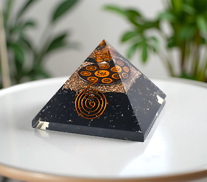 orgonit piramida zaščita zascita elektromagnetno sevanje orgonit piramida čakre črni turmalin spirala kristali turmalin poldragi kamni piramide piramida moč moc cakra cakre orgonit čakra piramida orgonit elektrosmog 
