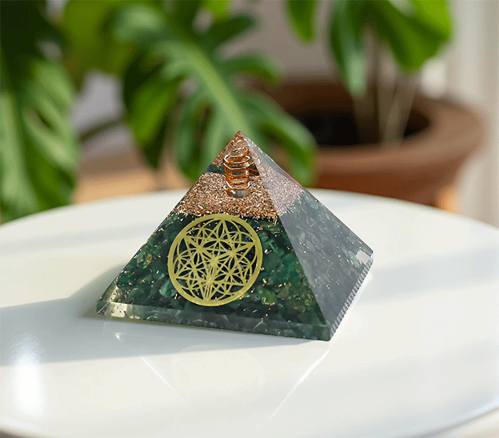 orgonit piramida zaščita zascita elektromagnetno sevanje orgonit piramida zeleni žad spirala kristali zeleni zad poldragi kamni piramide piramida moč moc roža življenja piramida roza zivljenja  orgonit elektrosmog cvet zivljenja piramida orgonit