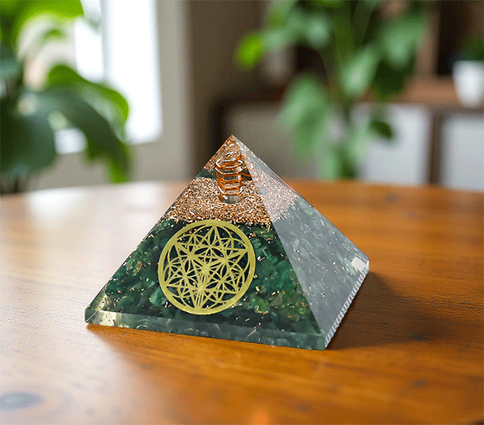 orgonit piramida zaščita zascita elektromagnetno sevanje orgonit piramida zeleni žad spirala kristali zeleni zad poldragi kamni piramide piramida moč moc roža življenja piramida roza zivljenja  orgonit elektrosmog cvet zivljenja piramida orgonit