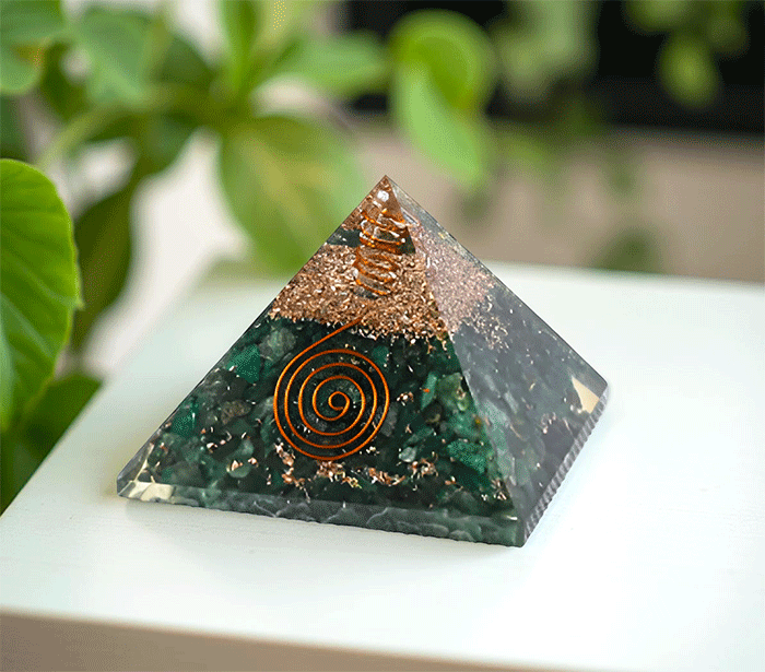orgonit piramida zaščita zascita elektromagnetno sevanje orgonit piramida zeleni žad spirala kristali zeleni zad poldragi kamni piramide piramida moč moc roža življenja piramida roza zivljenja  orgonit elektrosmog cvet zivljenja piramida orgonit