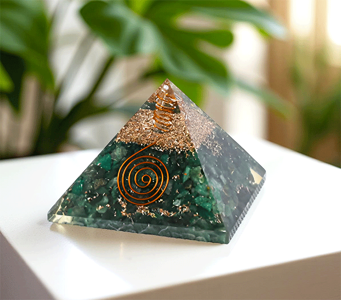 orgonit piramida zaščita zascita elektromagnetno sevanje orgonit piramida zeleni žad spirala kristali zeleni zad poldragi kamni piramide piramida moč moc roža življenja piramida roza zivljenja  orgonit elektrosmog cvet zivljenja piramida orgonit