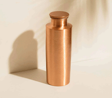 Naložite sliko v pregledovalnik galerije, bakrena karafa steklenica za vodo bakrena flaška steklenica iz bakra flaška iz bakra  baker flaska kovana za vodo iz bakra 700 ml
