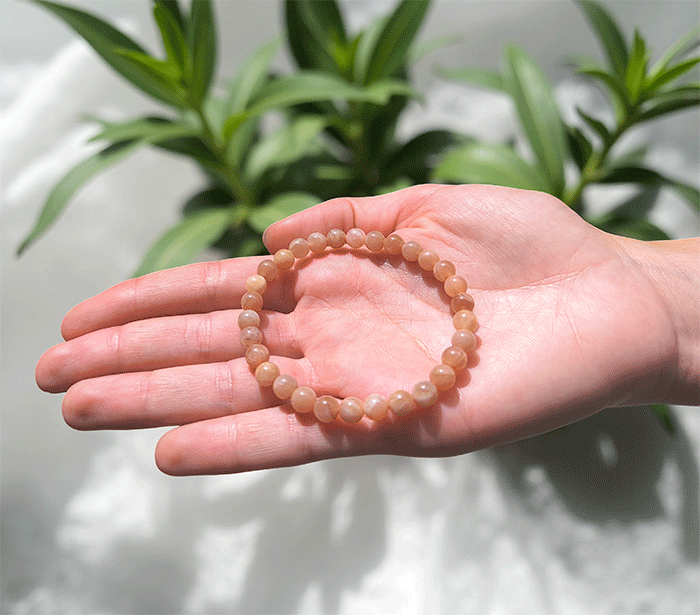 ženska kristalna zapestnica oranžni mesečev kamen iz kristalov 6 mm ženska zapestnica iz kristalov talisman iz poldragih kamnov nakit oranzni lunin kamen moda nakit iz kristalov  oranzni mesecev kamen kristali zapestnice  ženske  kristalne zapestnice talisman oranžni lunin kamen