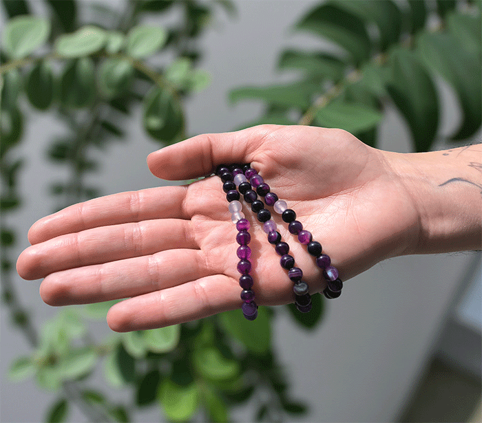 ženska kristalna zapestnica vijolični črtasti ahat iz kristalov 6 mm ženska zapestnica iz kristalov talisman iz poldragih kamnov nakit vijolični ahat moda nakit iz kristalov kristali zapestnice  ženske  kristalne zapestnice talisman vijolicni crtasti ahat