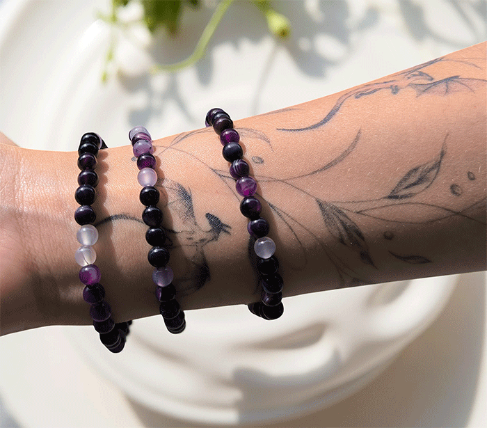 ženska kristalna zapestnica vijolični črtasti ahat iz kristalov 6 mm ženska zapestnica iz kristalov talisman iz poldragih kamnov nakit vijolični ahat moda nakit iz kristalov kristali zapestnice  ženske  kristalne zapestnice talisman vijolicni crtasti ahat