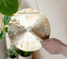 Naložite sliko v pregledovalnik galerije, gong gongi feng zvocna kopel instrumenti glasbila gongi gong 30 cm sprostitev meditacija zvocna terapija gong zvočna terapija z gongi proti stresu

