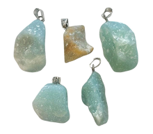 Naložite sliko v pregledovalnik galerije, kristali surov obesek iz kristalov amazonit obesek podragi kamni obeski iz kristalov poldragi kamni obeski amazonit talisman iz kristalov talisman poldragi kamni amazonit
